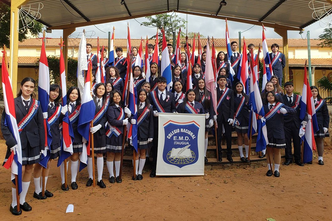 Estudiantes del Colegio EMD de Itauguá con banderas